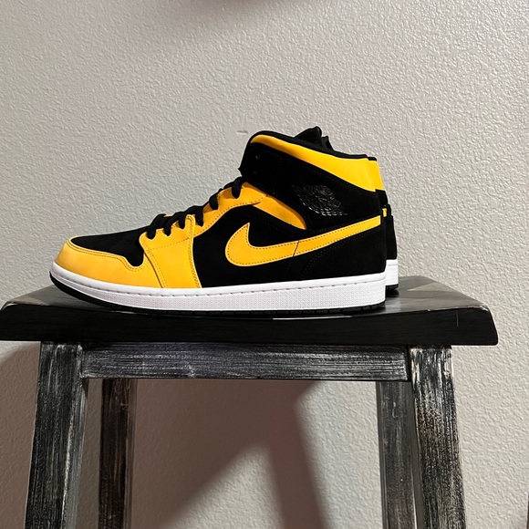 Jordan 1 Mid-Reverse New Love - Picture 2 of 14